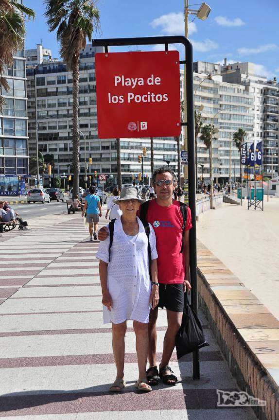 Com a mãe, na orla de Pocitos, em Montevideo, no Uruguai